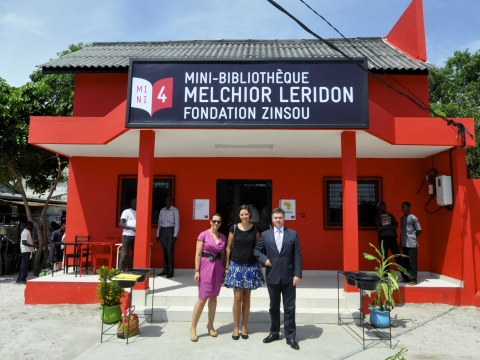Gervanne and Matthias Leridon with Marie-Cécile Zinsou in front of the library Melchior Leridon © AAD