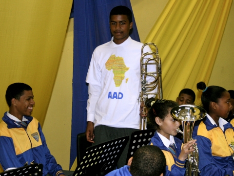 Des élèves de la Steenberg High School découvrent leurs instruments © AAD