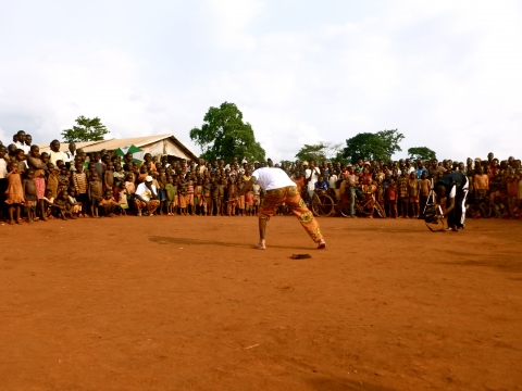 Un formateur fait une démonstration de danse devant un public nombreux dans le camp de Batalimo © Boniface Watanga