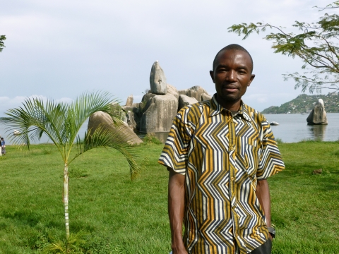 Aloyce Makonde à Mwanza (Tanzanie), devant le lac Victoria © AAD