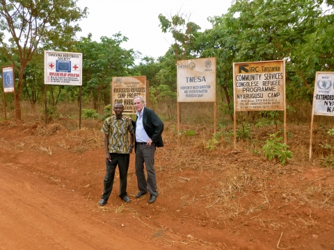 Jean-Michel Champault (AAD) et Aloyce Makonde à l'entrée du camp de Nyarugusu © AAD