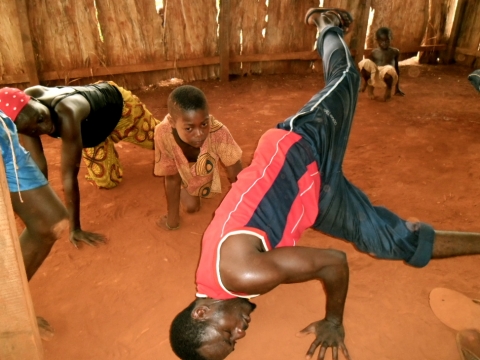Un atelier de danse qui rassemble petits et grands © Boniface Watanga