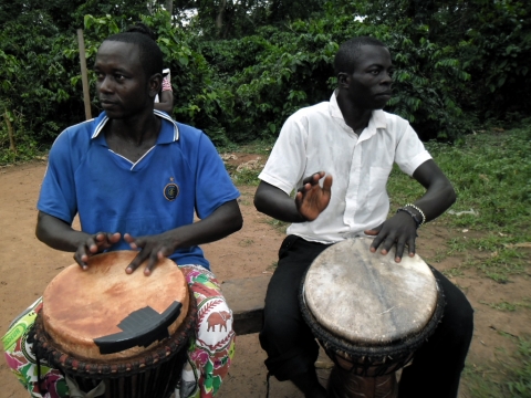 Des percussionnistes accompagnent les danseurs © Boniface Watanga