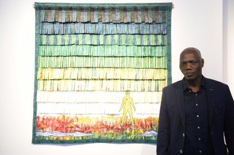Abdoulaye Konaté devant son oeuvre