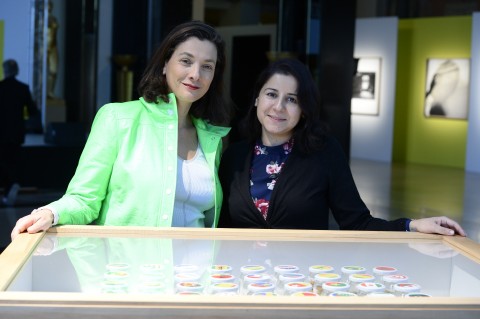 Gervanne Leridon et Jamila Lamrani devant son oeuvre