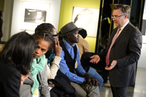Matthias Leridon discutant avec les artistes Nyaba Ouegraogo et Emeka Okereke