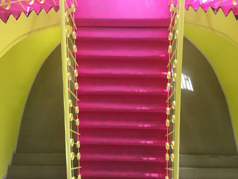 l'escalier d'entrée aux couleurs de AAD