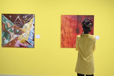 Aminata Sow devant son oeuvre "Energie durable" et à gauche, "Emity Na-Zahir" (changement climatique) d