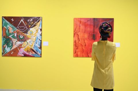 Aminata Sow devant son oeuvre 